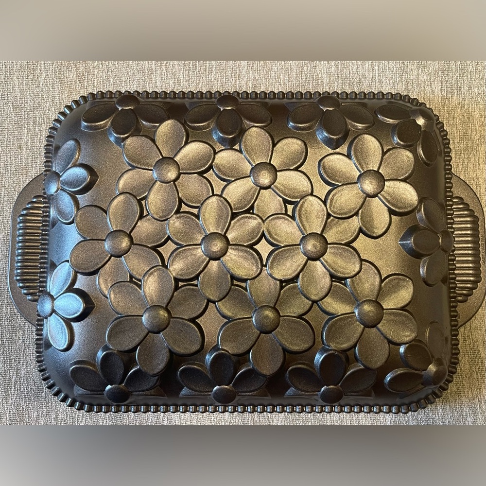 Nordic Ware Daisy Cake Pan